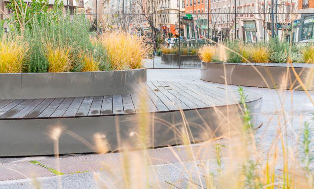 Jardinières métalliques avec assise sur mesure