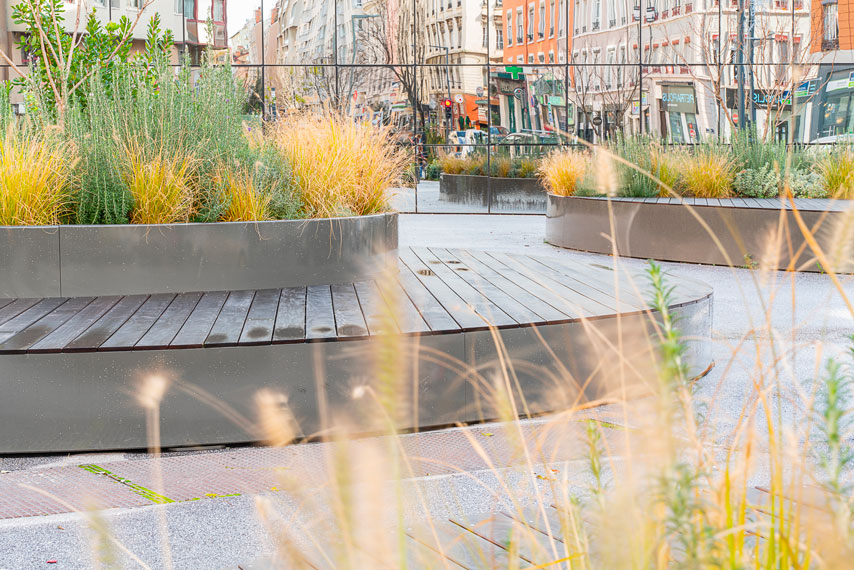 Jardinières métalliques avec assise sur mesure