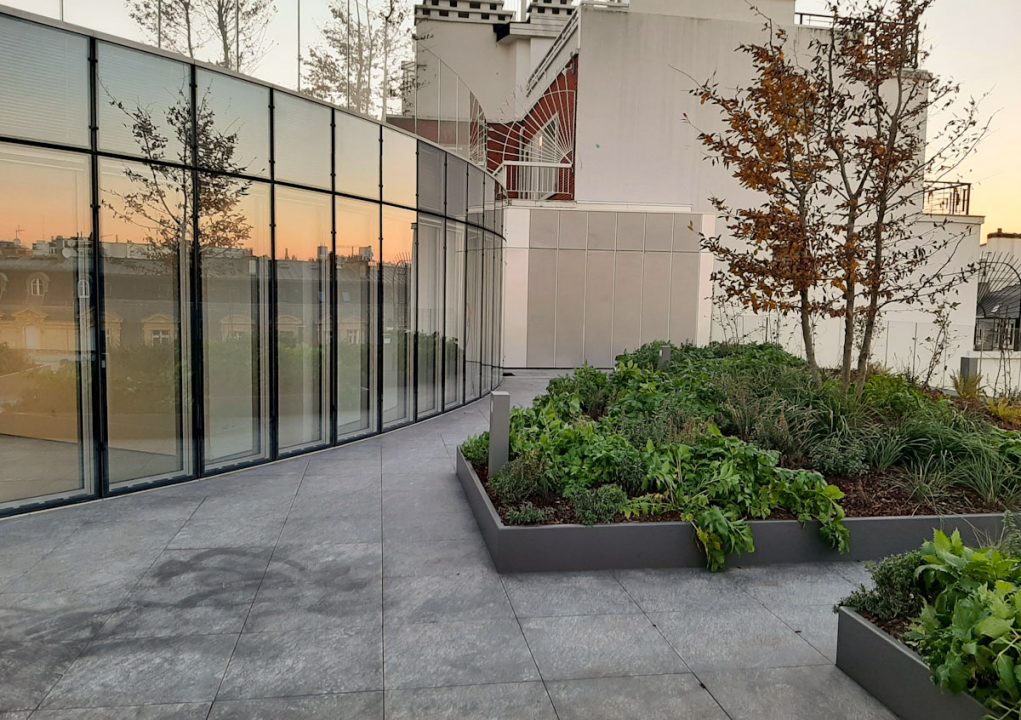 Costière sur mesure, en métal thermolaqué (50 Avenue Montaigne)