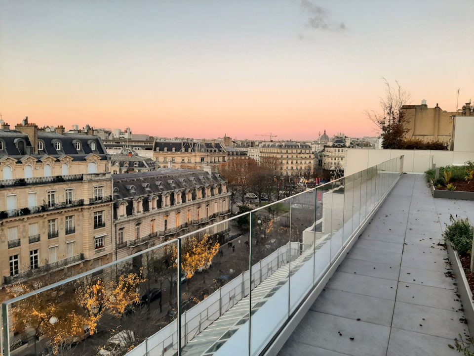 Costière sur mesure, en métal thermolaqué (50 Avenue Montaigne)