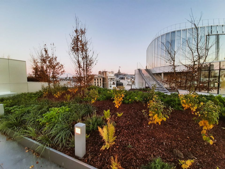 Costière sur mesure, en métal thermolaqué (50 Avenue Montaigne)