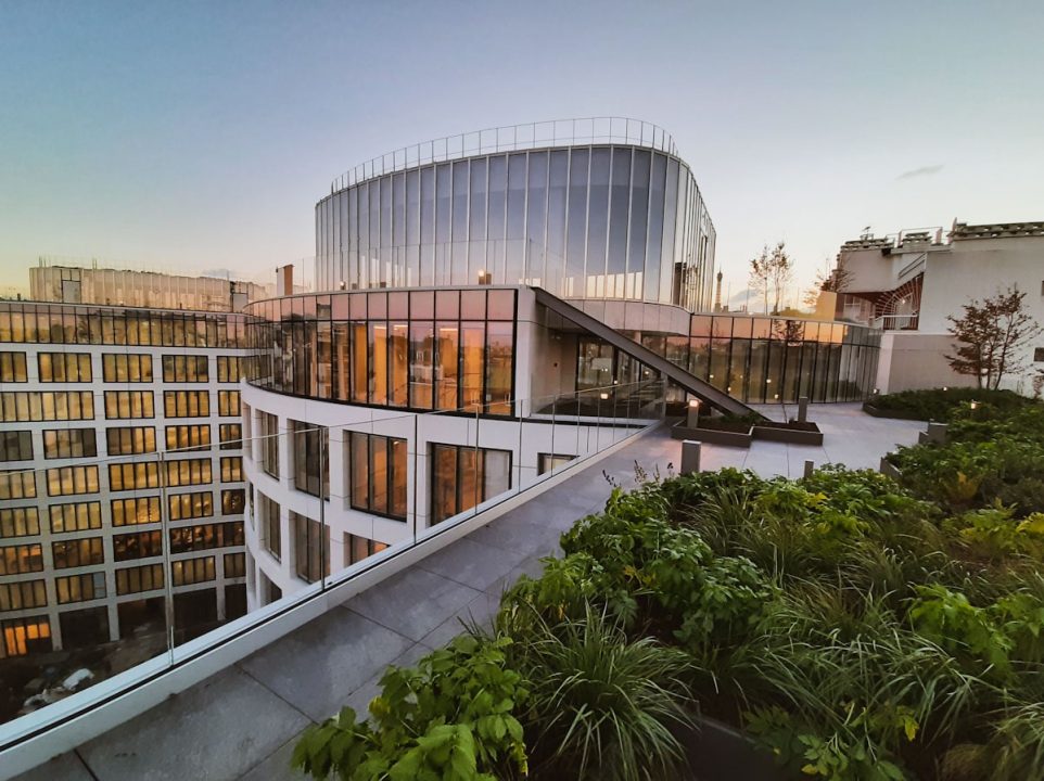 Costière sur mesure, en métal thermolaqué (50 Avenue Montaigne)