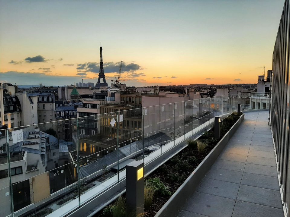 Costière sur mesure, en métal thermolaqué (50 Avenue Montaigne)