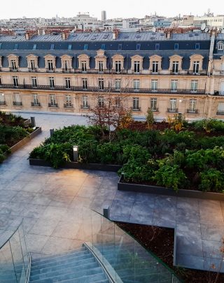 Costière sur mesure, en métal thermolaqué (50 Avenue Montaigne)