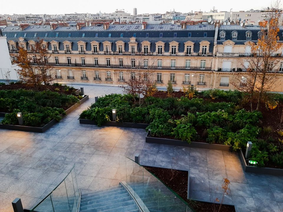 Costière sur mesure, en métal thermolaqué (50 Avenue Montaigne)