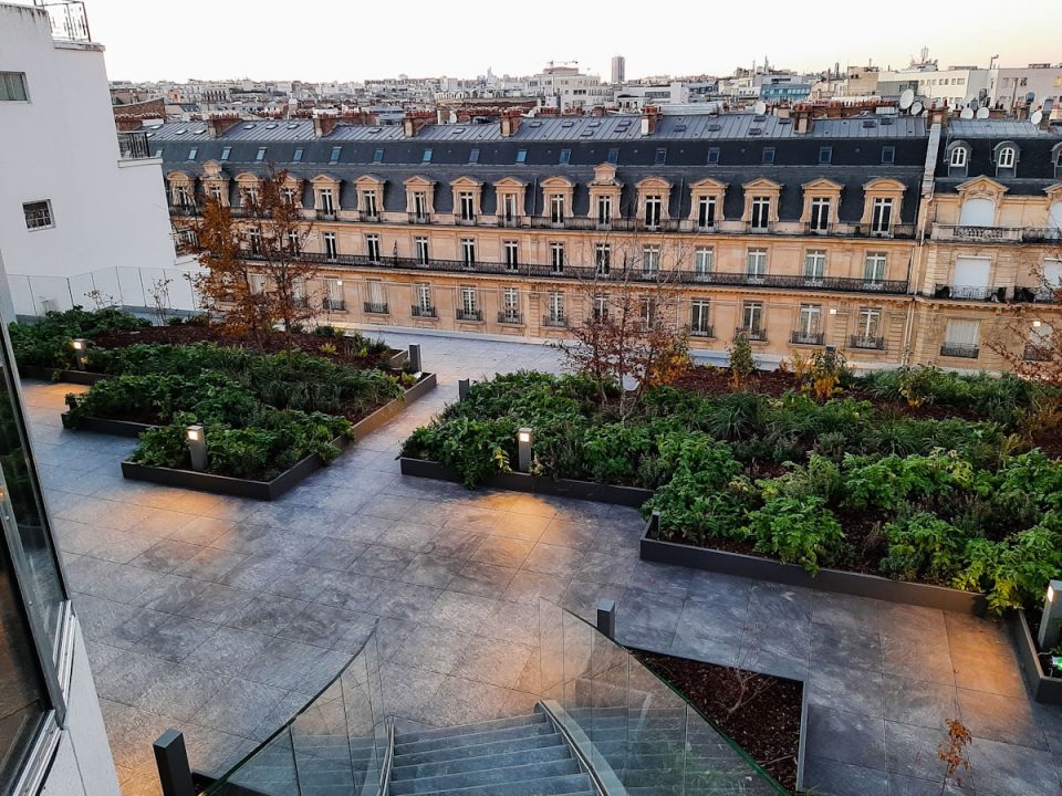 Costière sur mesure, en métal thermolaqué (50 Avenue Montaigne)