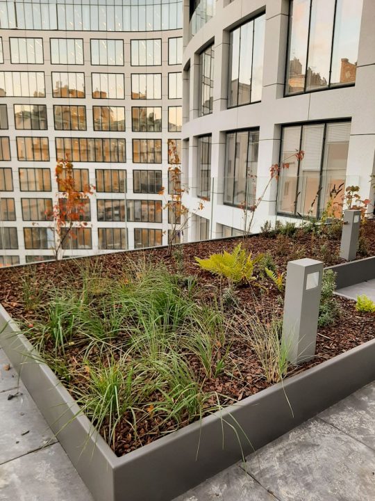 Costière sur mesure, en métal thermolaqué (50 Avenue Montaigne)