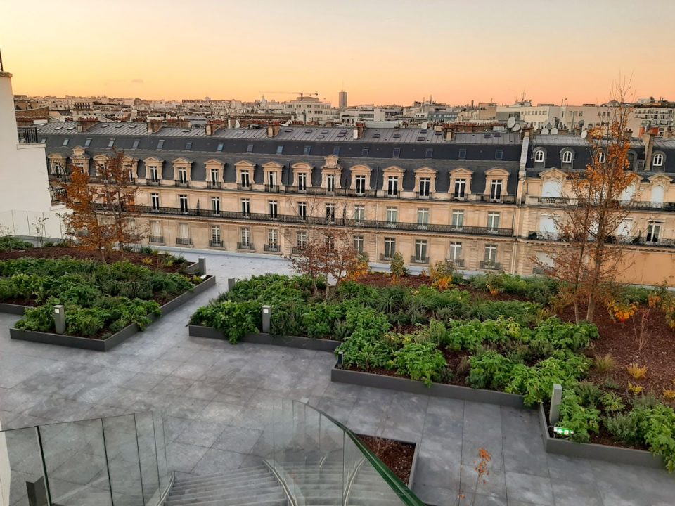 Costière sur mesure, en métal thermolaqué (50 Avenue Montaigne)