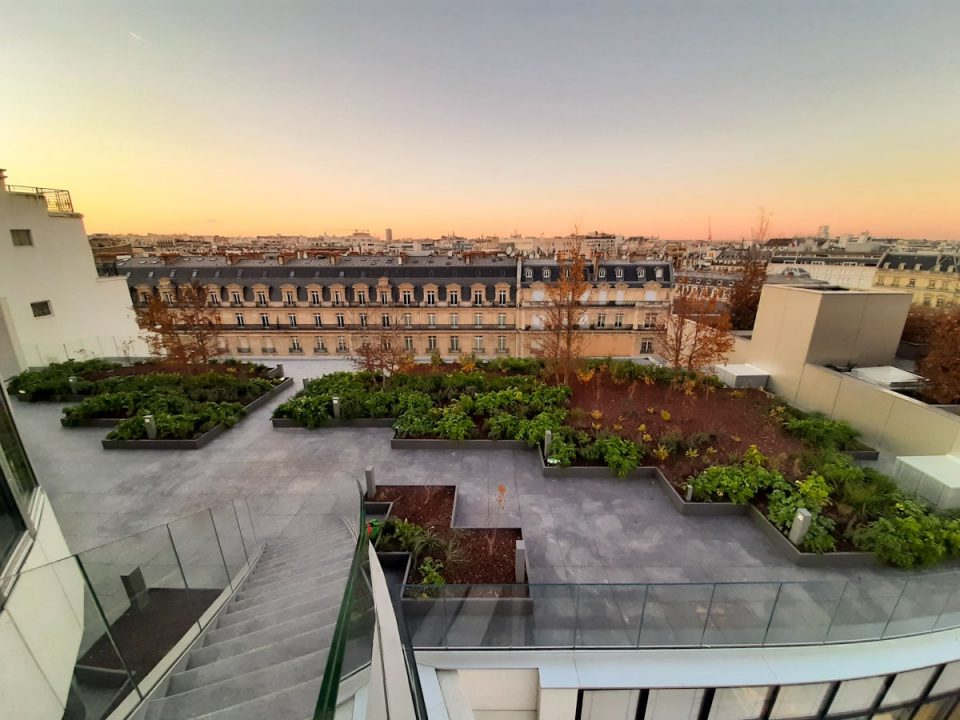 Costière sur mesure, en métal thermolaqué (50 Avenue Montaigne)