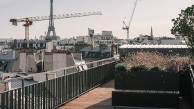 batiment avec vue et jardinières