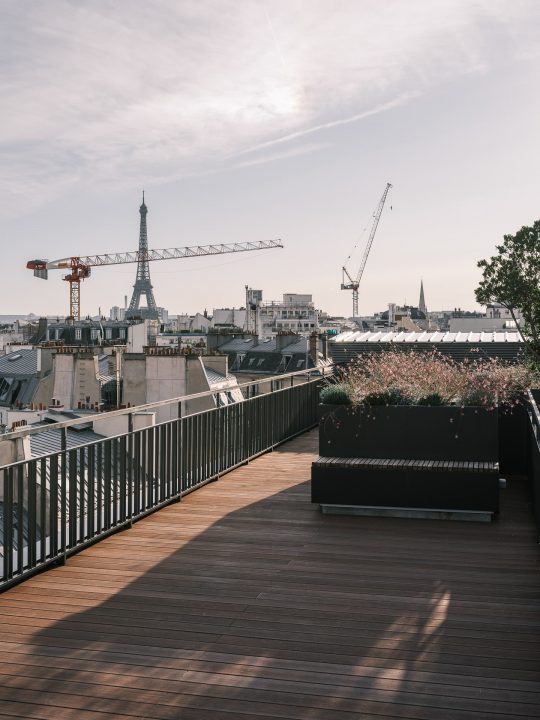 batiment avec vue et jardinières