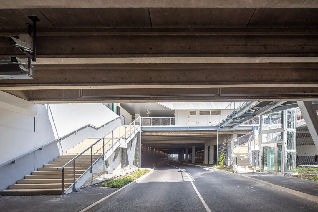 urbencea-amenagement-urbain-place-agora-evry-courcouronnes-vue-ensemble-garde-corp-main-courante-maille-inox