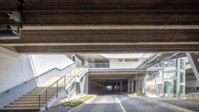 urbencea-amenagement-urbain-place-agora-evry-courcouronnes-vue-ensemble-garde-corp-main-courante-maille-inox