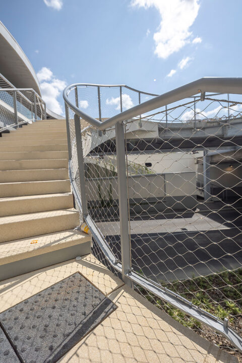 urbencea-amenagement-urbain-place-agora-evry-courcouronnes-vue-garde-corp-maille-inox
