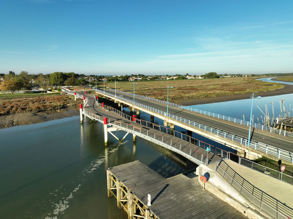 Urbencea-Réinventons-nos-espaces-de-vie-passerelle-faute-sur-mer-passage-rieviere-lay-vue-aerienne