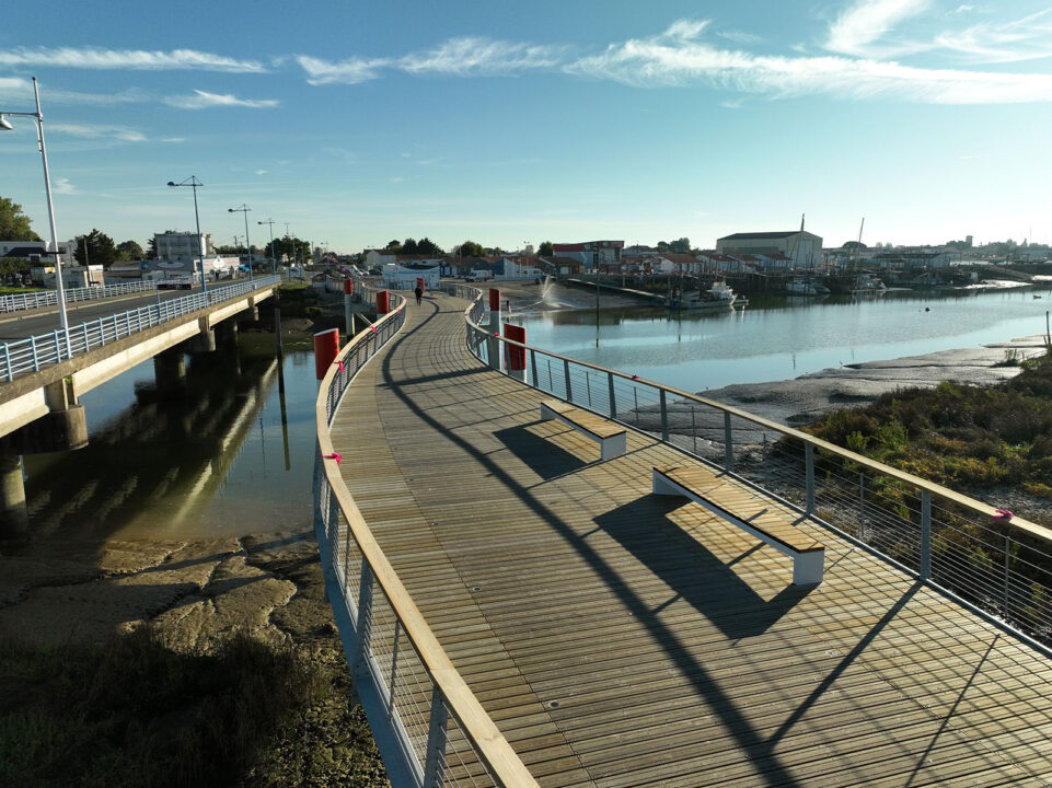 Urbencea-Réinventons-nos-espaces-de-vie-passerelle-faute-sur-mer-passage-rieviere-lay-vue-aerienne-gauche