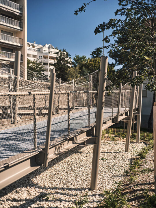 Urbencea-Réinventons-nos-espaces-de-vie-passerelle-valence-ilot-ferry-integration-paysagere-structure-acier-architecture-espace-vert