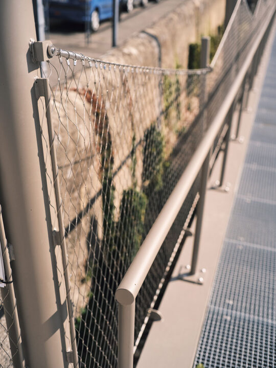 Urbencea-Réinventons-nos-espaces-de-vie-passerelle-valence-ilot-ferry-structure-acier-filet-inox