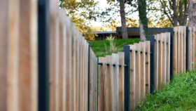 Urbencea_réinventons-nos-espaces-de-vie-lyon-la-sauvegarde-jardins-partages-cloture-acier-bois