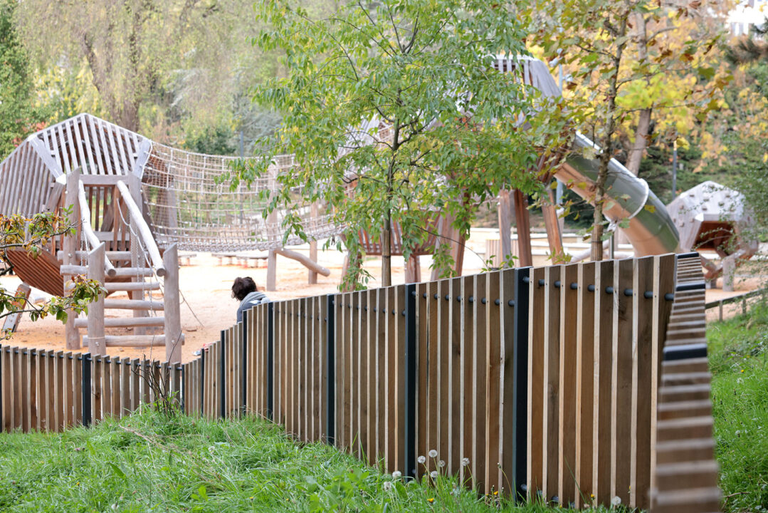 Urbencea_réinventons-nos-espaces-de-vie-lyon-la-sauvegarde-jardins-partages-cloture-acier-bois-aire-de-jeux