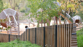 Urbencea_réinventons-nos-espaces-de-vie-lyon-la-sauvegarde-jardins-partages-cloture-acier-bois-aire-de-jeux