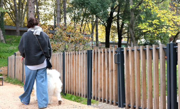 Urbencea_réinventons-nos-espaces-de-vie-lyon-la-sauvegarde-jardins-partages-promoenade-femme-chien-cloture