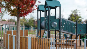 Urbencea_réinventons-vos-espaces-de-vie-Charnay-les-Macon-ilot-fraicheur-cloture-bois-acier-aire-de-jeux-enfants-securite