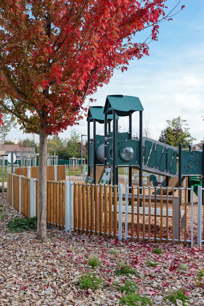 Urbencea_réinventons-vos-espaces-de-vie-Charnay-les-Macon-ilot-fraicheur-cloture-bois-acier-aire-de-jeux-enfants-securite