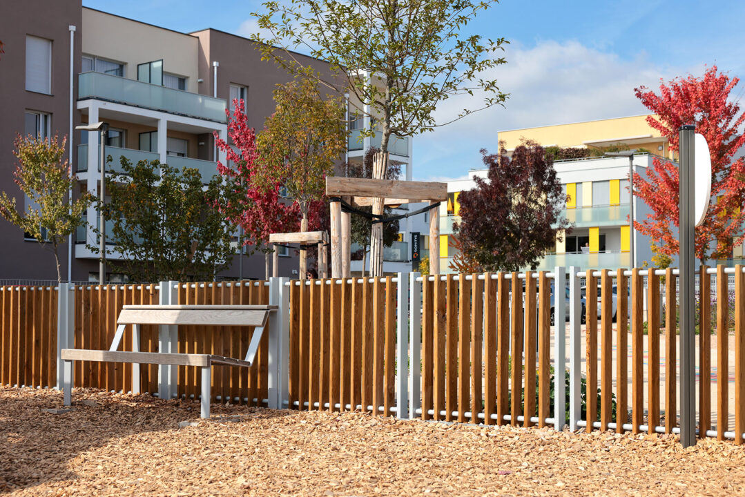 Urbencea_réinventons-vos-espaces-de-vie-Charnay-les-Macon-ilot-fraicheur-cloture-bois-acier-aire-de-jeux-enfants-securite-interieur-parc