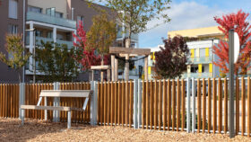 Urbencea_réinventons-vos-espaces-de-vie-Charnay-les-Macon-ilot-fraicheur-cloture-bois-acier-aire-de-jeux-enfants-securite-interieur-parc