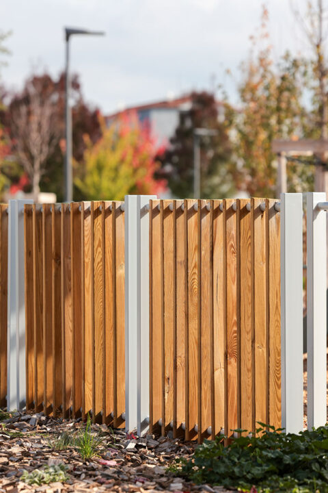 Urbencea_réinventons-vos-espaces-de-vie-Charnay-les-Macon-ilot-fraicheur-cloture-bois-acier-parc-enfants-sécurite