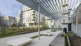Urbencea-Reinventons-nos-espaces-de-vie-parc-affaires-asnieres-sur-seine-pergolas-interieur-assises-bois-acier