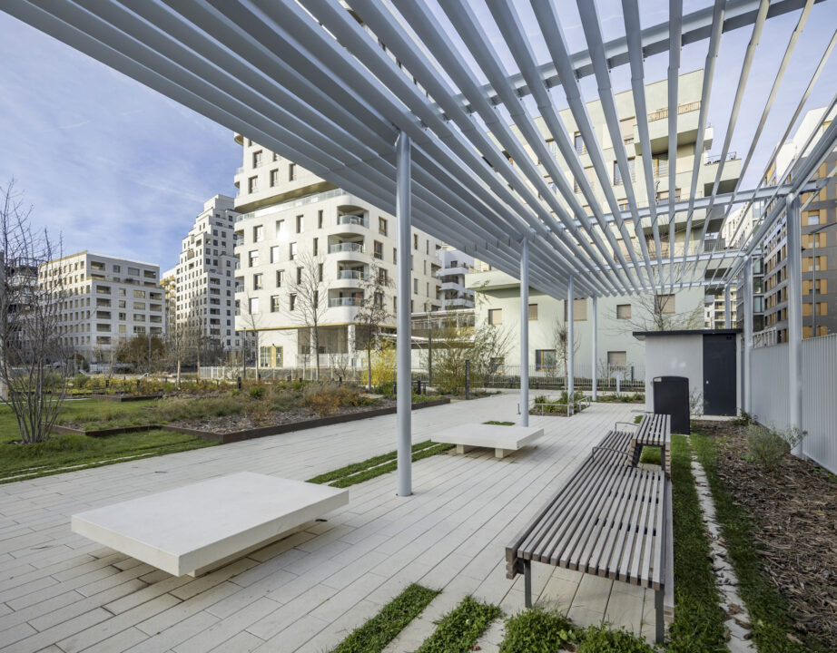 Urbencea-Reinventons-nos-espaces-de-vie-parc-affaires-asnieres-sur-seine-pergolas-interieur-assises-bois-acier