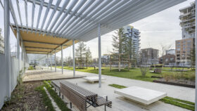 Urbencea-Reinventons-nos-espaces-de-vie-parc-affaires-asnieres-sur-seine-pergolas-interieur-assises-bois-acier-ombriere