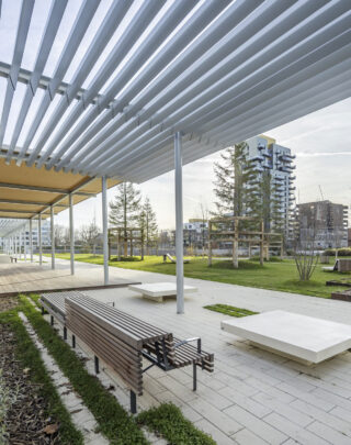 Urbencea-Reinventons-nos-espaces-de-vie-parc-affaires-asnieres-sur-seine-pergolas-interieur-assises-bois-acier-ombriere