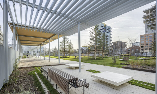 Urbencea-Reinventons-nos-espaces-de-vie-parc-affaires-asnieres-sur-seine-pergolas-interieur-assises-bois-acier-ombriere