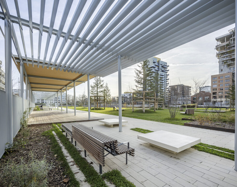 Urbencea-Reinventons-nos-espaces-de-vie-parc-affaires-asnieres-sur-seine-pergolas-interieur-assises-bois-acier-ombriere