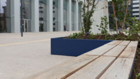 Urbencea-Réinventons-nos-espaces-de-vie-parvis-la-defense-hopen-Paris-costieres-assises-metal-bois