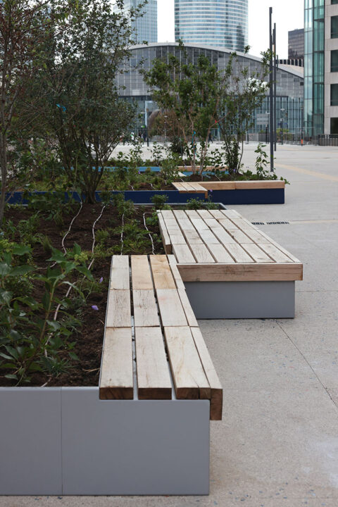 Urbencea-Réinventons-nos-espaces-de-vie-parvis-la-defense-hopen-Paris-costieres-assises-metal-bois-identite-visuelle