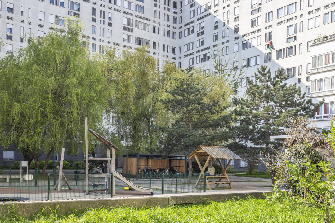 Urbencea-Réinventons-nos-espaces-de-vie-SITE-LA-CARAELLE-VILLENEUVE-LA-GARENNE-ABRI-VELOS--DESIGN-INTEGRATION-PAYSAGERE-DURABILITE-ACIER-BOIS