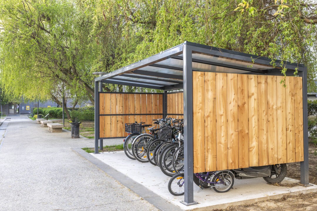 Urbencea-Réinventons-nos-espaces-de-vie-SITE-LA-CARAELLE-VILLENEUVE-LA-GARENNE-ABRI-VELOS-PARKING-CYCLE-acier-bois