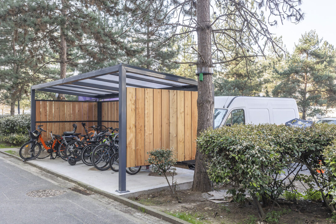 Urbencea-Réinventons-nos-espaces-de-vie-SITE-LA-CARAELLE-VILLENEUVE-LA-GARENNE-ABRI-VELOS--acier-bois