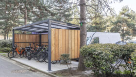 Urbencea-Réinventons-nos-espaces-de-vie-SITE-LA-CARAELLE-VILLENEUVE-LA-GARENNE-ABRI-VELOS--acier-bois