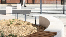 Urbencea-Réinventons-nos-espaces-de-vie-amenagement-place-boulevard-bourgoin-jallieu-assise-bois-acier-banc-costiere