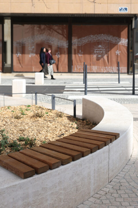 Urbencea-Réinventons-nos-espaces-de-vie-amenagement-place-boulevard-bourgoin-jallieu-assise-bois-acier-banc-costiere