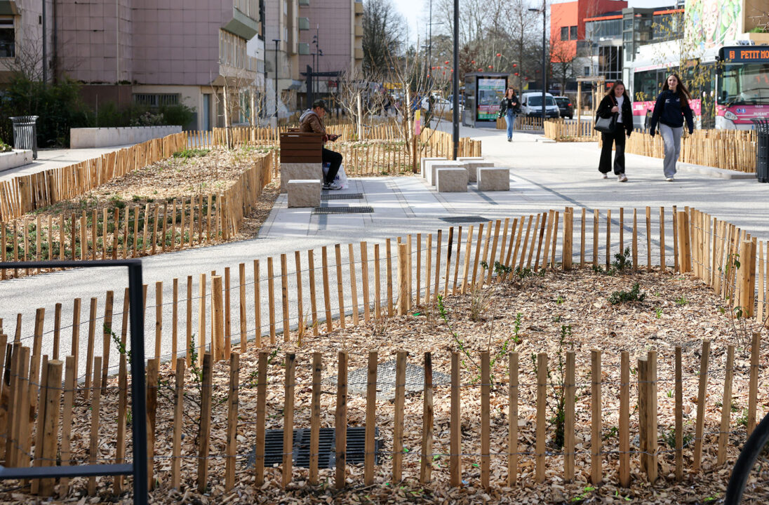 Urbencea-Réinventons-nos-espaces-de-vie-amenagement-place-boulevard-bourgoin-jallieu-assise-bois-acier-pergola
