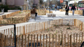 Urbencea-Réinventons-nos-espaces-de-vie-amenagement-place-boulevard-bourgoin-jallieu-assise-bois-acier-pergola