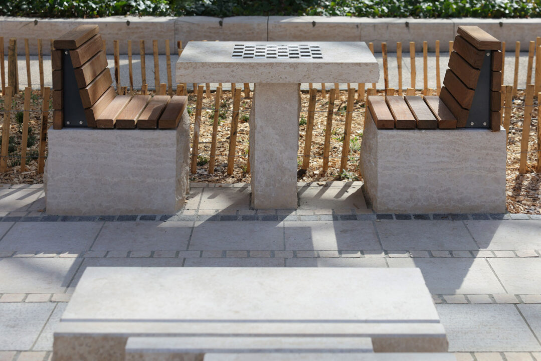 Urbencea-Réinventons-nos-espaces-de-vie-amenagement-place-boulevard-bourgoin-jallieu-assise-bois-acier-pergola-table-jeu-dames