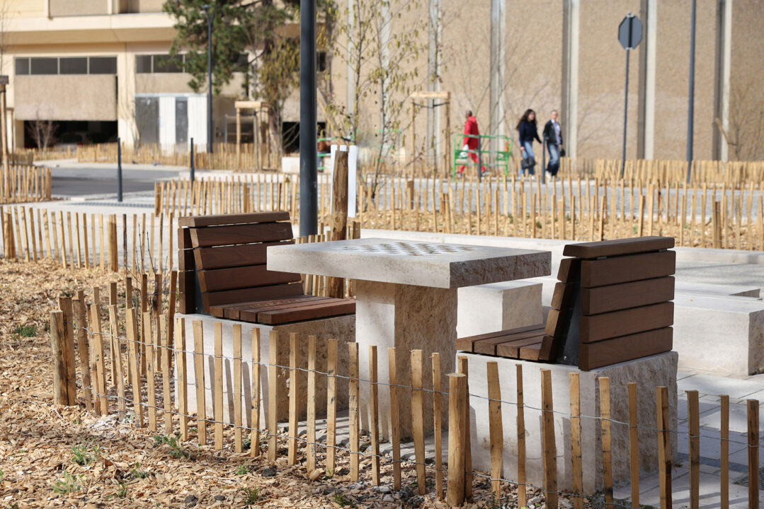 Urbencea-Réinventons-nos-espaces-de-vie-amenagement-place-boulevard-bourgoin-jallieu-assise-bois-acier-pergola-table-jeu-échecs