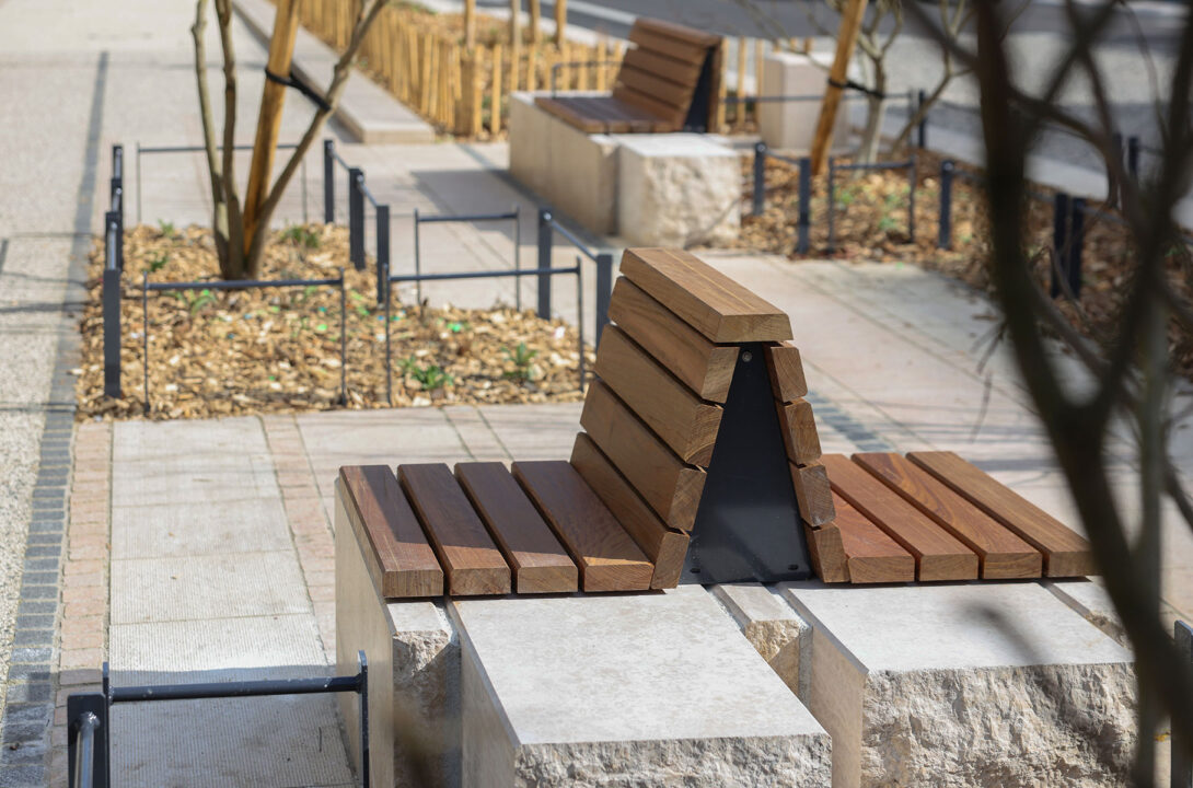Urbencea-Réinventons-nos-espaces-de-vie-amenagement-place-boulevard-bourgoin-jallieu-assise-bois-acier-pierre